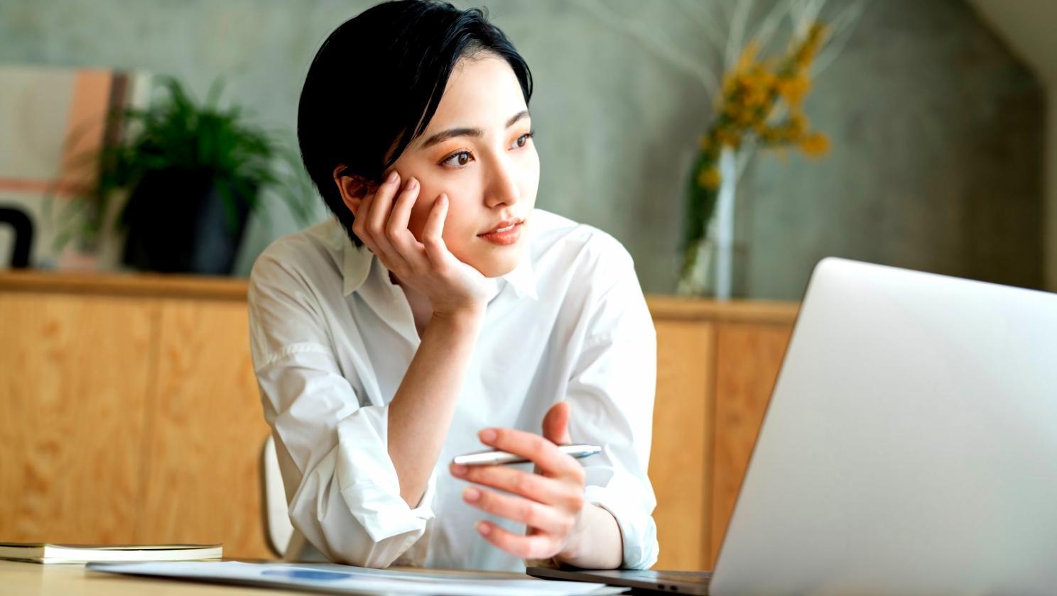 Студенти працюють над проектами з контекстної реклами в сучасному навчальному просторі